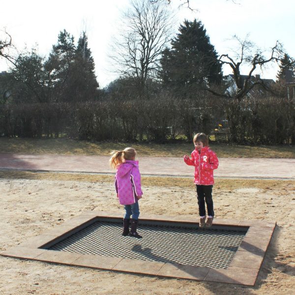 Spielplatz mit ebenerdigem Bodentrampolin 2012 und zwei hüpfenden Kindern