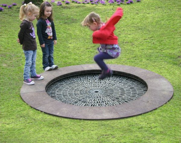 Kinder hüpfen auf dem runden Circus HalliGalli Trampolin