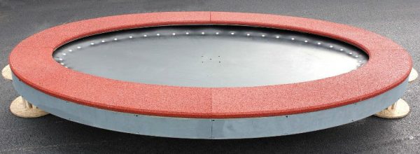 Ebenerdiges Trampolin Saturnus mit rotbraunem EPDM Fallschutz